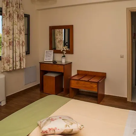 Korallis * Karavádhos